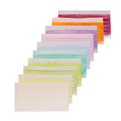 Une collection de masques AMPri MED-COMFORT OP Type IIR de différentes couleurs est disposée en ligne diagonale. Ces masques vendus par la société commerciale AMPri sont multicouches et présentent des teintes de violet, orange, jaune, vert, bleu-vert à beige. Chaque masque est doté de boucles d'oreilles et d'un design plissé.