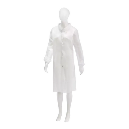 Dans une présentation clinique et professionnelle, le mannequin blanc présente un manteau de visiteur en polypropylène AMPri MED-COMFORT de la société AMPri Handelsgesellschaft mbH. Le long manteau de laboratoire, conçu pour une protection hygiénique à usage unique, a des manches longues et des fermetures à boutons sur le devant. Sur un fond blanc simple, ce vêtement en polypropylène dégage un sentiment de propreté et de professionnalisme.