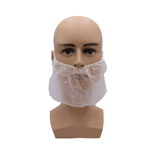 On voit ici une tête de mannequin chauve portant un masque de protection pour la barbe AMPri MED-COMFORT PP de couleur blanche, issu d'un lot de 100 pièces commercialisé par la société AMPri Handelsgesellschaft mbH. Ce masque de protection pour la barbe, en non-tissé de polypropylène, épouse parfaitement le menton et la mâchoire et recouvre la moitié inférieure du visage. L'arrière-plan est d'un blanc uni.
