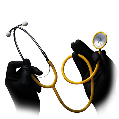 Deux mains gantées de noir tiennent un stéthoscope à tête plate en PVC AMPri MED-COMFORT en jaune sur un fond blanc. Le stéthoscope en chlorure de polyvinyle et enroulé avec une membrane visible ressemble aux stéthoscopes que l'on trouve couramment dans les hôpitaux.