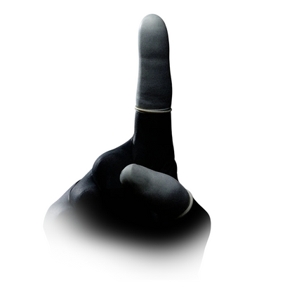 Une image en noir et blanc d'une main faisant un geste pointant vers le haut avec l'index tendu. La main semble porter un anneau fin et clair sur le majeur, indiquant des protège-doigts en latex AMPri MED-COMFORT disponibles en différentes tailles. Le fond est blanc et la partie inférieure de l'image se fond dans le blanc, créant un effet de dégradé. Le produit est de la société commerciale AMPri et est livré dans un paquet de 100 pièces.