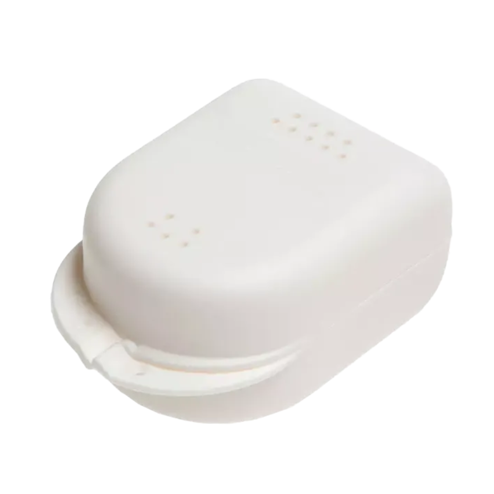 Cette boîte à appareils dentaires AMPri PP pour enfants 90 x 60 x 45 cm, proposée par la société AMPri Handelsgesellschaft mbH, est un conteneur blanc rectangulaire en polypropylène avec un couvercle rabattable et de petits trous de ventilation en haut et sur les côtés, ce qui le rend idéal pour le stockage ou le transport. Disponible en différentes couleurs et emballé en lot de 14 pièces.