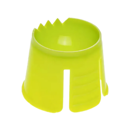 Le conteneur Dappen jetable AMPri PP, conçu pour un usage unique pour le mélange et le mesurage de matériaux dentaires, est un outil cylindrique en polypropylène vert clair avec une fente ouverte sur un côté et des encoches dentelées le long du bord supérieur. Il provient de la marque AMPri Handelsgesellschaft mbH.