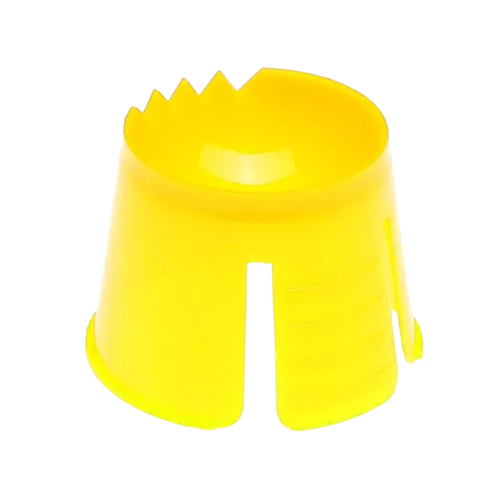 Un bol Dappen jetable AMPri jaune vif en polypropylène, conçu par la AMPri Handelsgesellschaft mbH, a une forme cylindrique creuse avec des bords dentelés d'un côté et une fente ouverte du côté opposé.