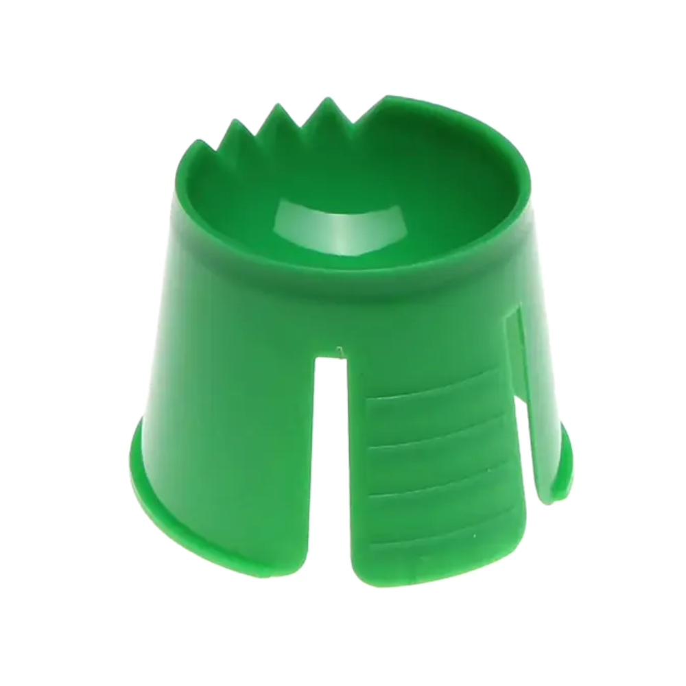 Un objet vert en polypropylène AMPri, ressemblant à une tasse conique et présentant des encoches et des fentes sur le bord supérieur, qui pourraient servir à sécuriser ou maintenir un objet en place, sert de bol Dappen jetable idéal pour mélanger et portionner des matériaux dentaires.