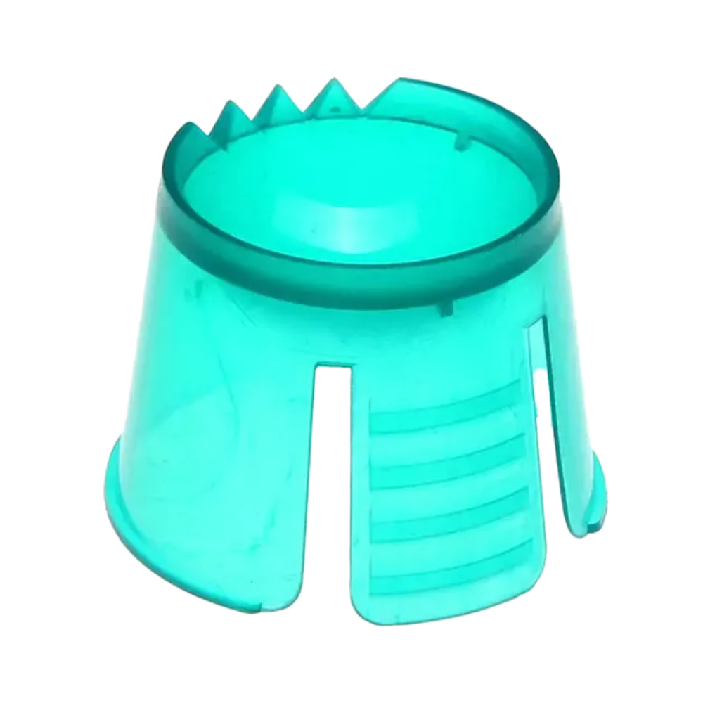 Une forme de château de sable turquoise en polypropylène robuste a une forme cylindrique avec un dessus ouvert. Elle présente un petit bord dentelé d'un côté et trois fentes verticales à la base. Elle ressemble au conteneur Dappen jetable en PP d'AMPri, utilisé pour portionner et mélanger des matériaux dentaires.