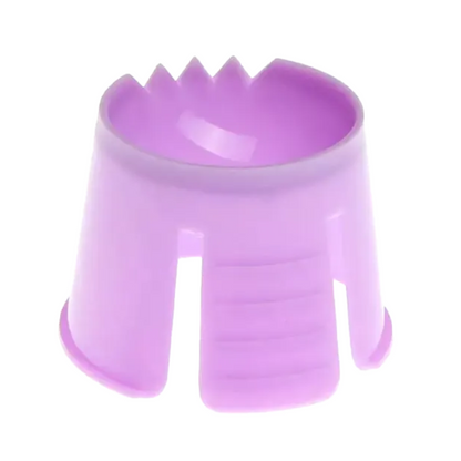 Un objet en plastique violet, cylindrique, en polypropylène avec un bord dentelé sur le dessus et des côtés ouverts. Il sert d'outil ou de support, peut-être pour organiser ou saisir des objets, similaire au récipient jetable AMPri PP utilisé pour doser et mélanger des matériaux dentaires.