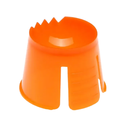 L'image montre un conteneur Dappen jetable AMPri PP en polypropylène orange avec une poignée et un ouvre-bouchon rotatif. Il a une forme cylindrique avec un bord dentelé à l'intérieur pour saisir et un côté ouvert pour les bouchons de bouteilles de différentes tailles.