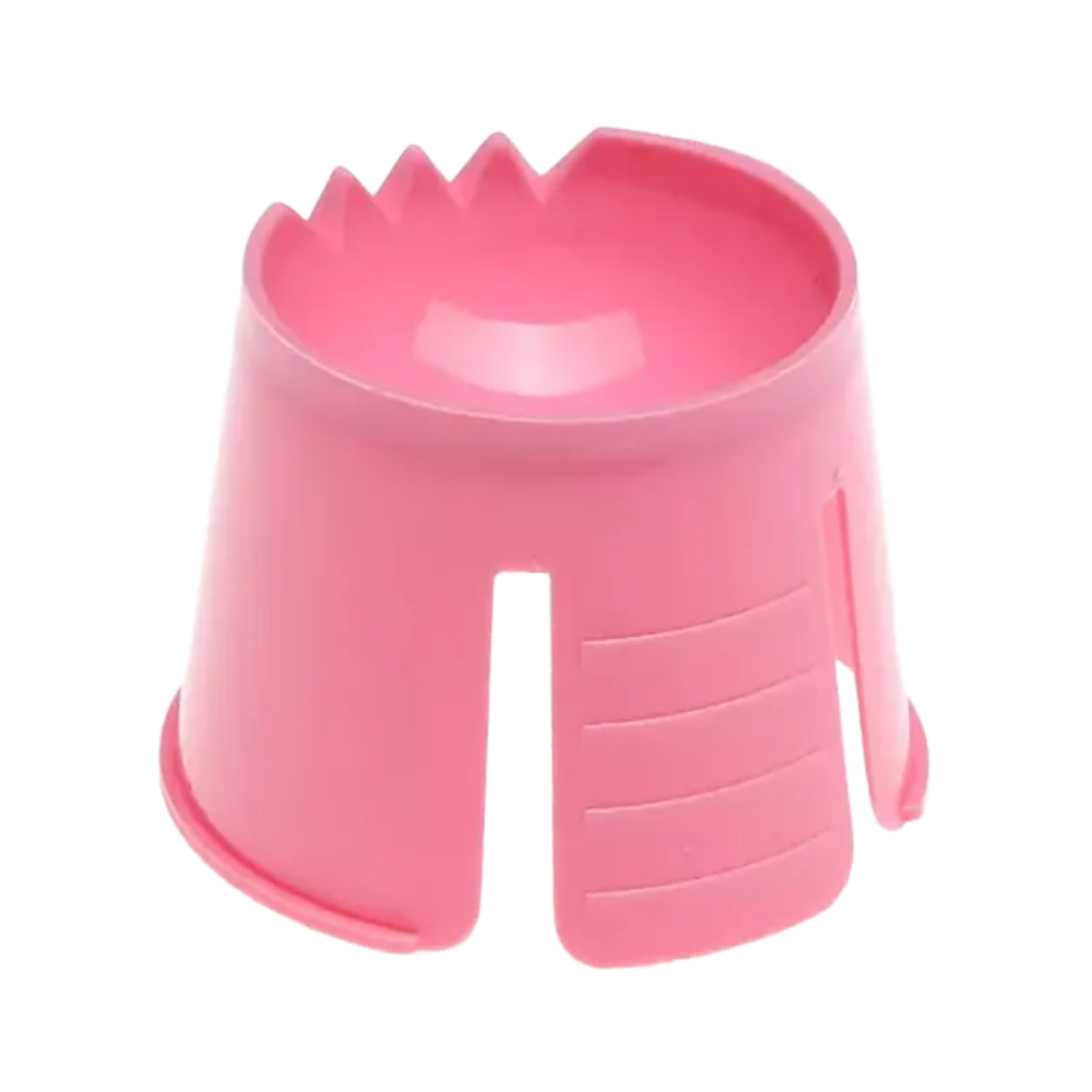 Le récipient jetable AMPri PP de la société AMPri Handelsgesellschaft mbH est un récipient en plastique rose en polypropylène durable. Il dispose d'un fond stable et a de petites rainures à l'intérieur avec des fentes verticales sur les côtés, probablement pour la prise ou à des fins décoratives.