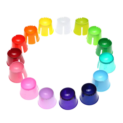 Présentée est une disposition circulaire de capuchons colorés de conteneurs jetables AMPri PP dans les tons rouge, orange, jaune, blanc, vert, bleu, violet et rose, dans un motif de dégradé harmonieux sur un fond d'un blanc éclatant.