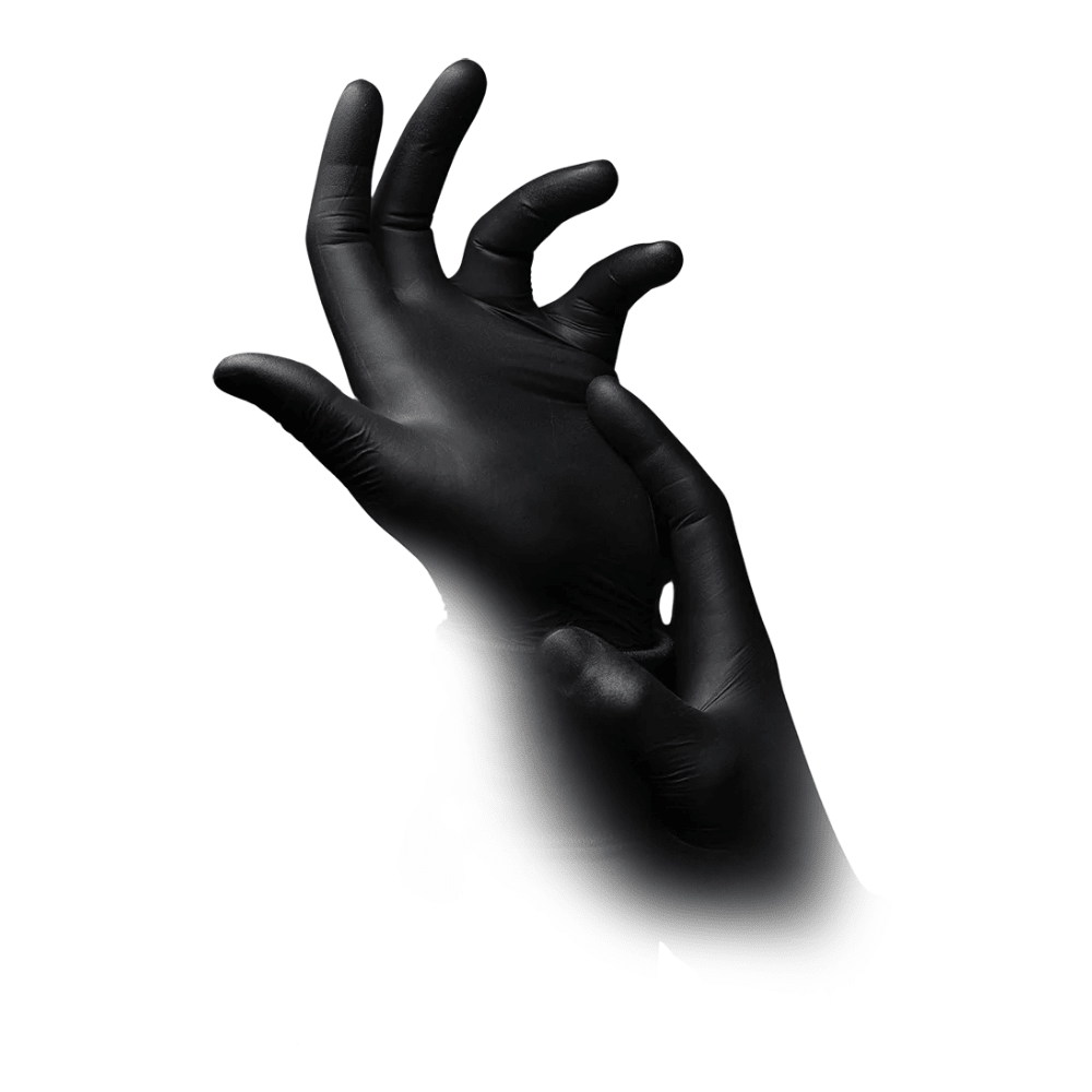 Une paire de mains portant des AMPri STYLE BLACK Gants en nitrile sans poudre de MED-COMFORT de la société commerciale AMPri. Les gants noirs sont positionnés de manière à ce qu'une main saisisse le poignet de l'autre, devant un fond blanc simple.