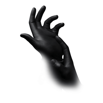 Une paire de mains portant des AMPri STYLE BLACK Gants en nitrile sans poudre de MED-COMFORT de la société commerciale AMPri. Les gants noirs sont positionnés de manière à ce qu'une main saisisse le poignet de l'autre, devant un fond blanc simple.
