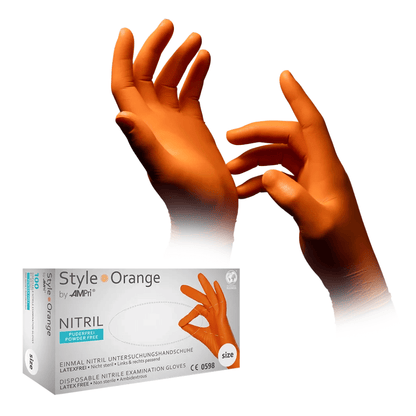 L'image montre une boîte de gants en nitrile AMPri STYLE ORANGE sans poudre de MED-COMFORT, Orange, de la société AMPri Handelsgesellschaft mbH. À côté de la boîte, une paire de mains porte les gants orange vif. Ces gants en nitrile sont une excellente alternative au latex car ils sont sans latex et sans poudre et sont disponibles en différentes tailles.
