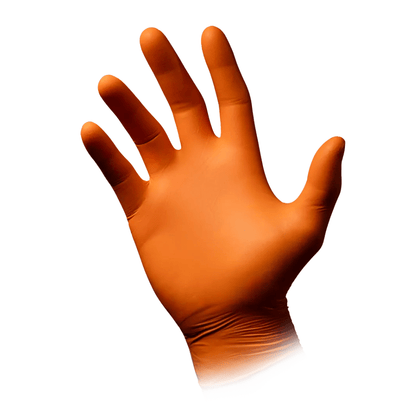 Une seule main droite levée porte un gant en nitrile AMPri STYLE ORANGE sans poudre de MED-COMFORT de la société AMPri Handelsgesellschaft mbH. Le gant orange s'étend légèrement au-delà du poignet, les doigts sont écartés et le pouce est séparé des autres doigts sur un fond blanc simple.