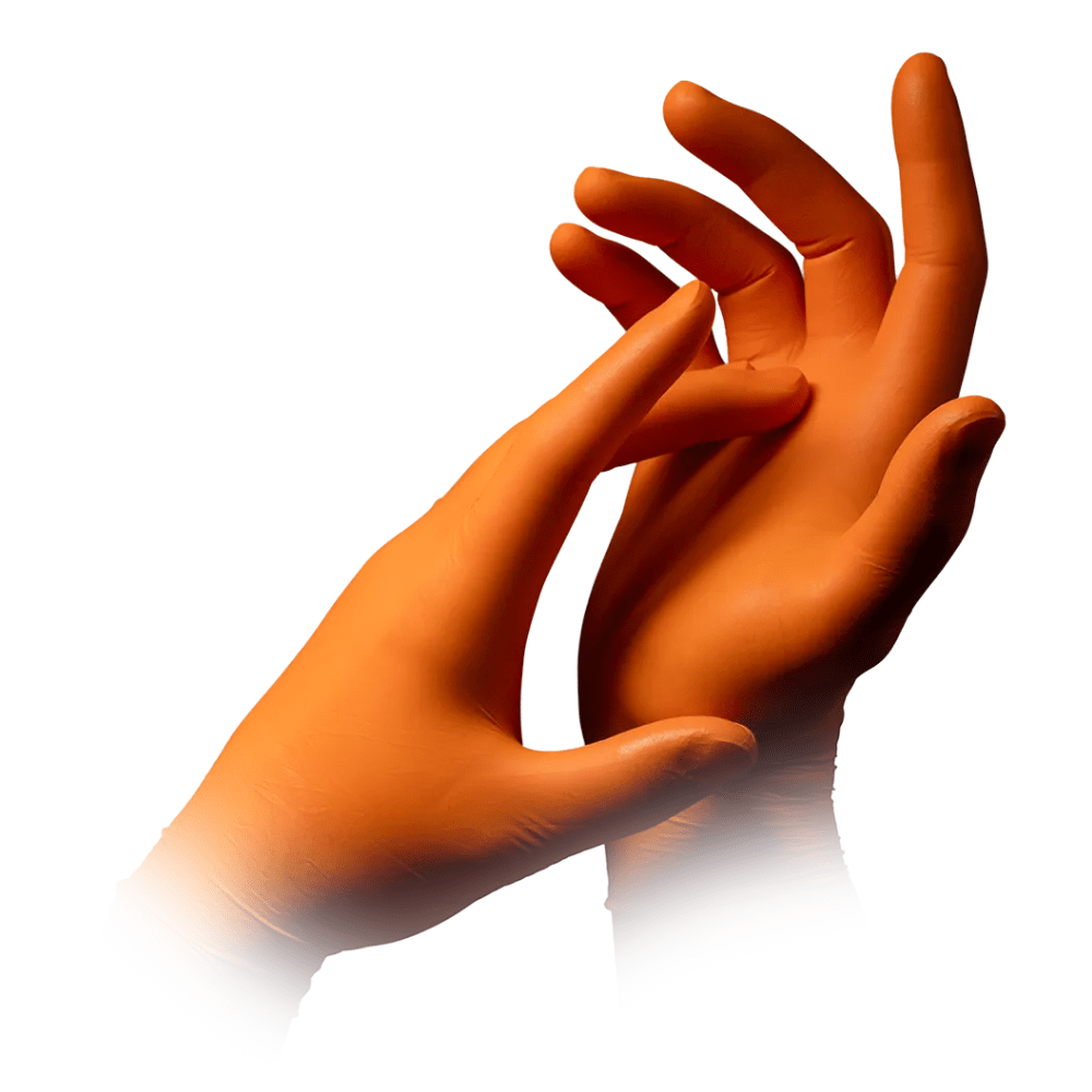 Deux mains portent des gants en nitrile AMPri STYLE ORANGE sans poudre de MED-COMFORT, gants orange. La main gauche tire sur la manchette du gant de la main droite, créant un aspect étiré. L'arrière-plan est simplement blanc.