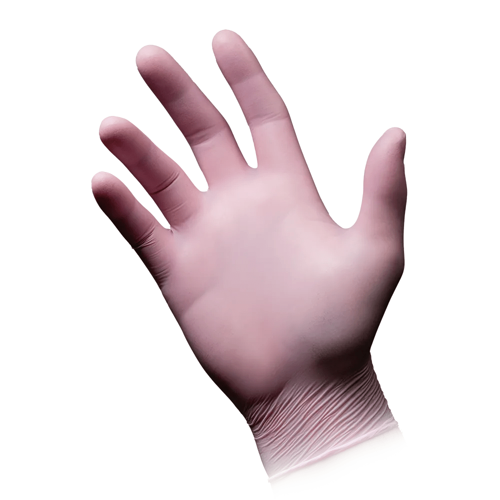 Une main gauche porte un gant en nitrile AMPri STYLE STRAWBERRY sans poudre de MED-COMFORT, Rose. Le gant rose pâle s'adapte étroitement aux doigts et au poignet. Le fond blanc met parfaitement en valeur le gant.