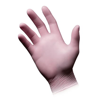 Une main gauche porte un gant en nitrile AMPri STYLE STRAWBERRY sans poudre de MED-COMFORT, Rose. Le gant rose pâle s'adapte étroitement aux doigts et au poignet. Le fond blanc met parfaitement en valeur le gant.