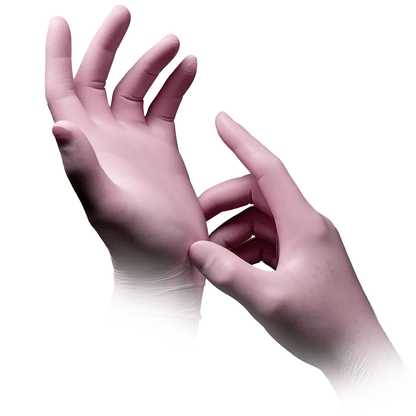 Une personne portant des gants en nitrile AMPri STYLE STRAWBERRY sans poudre de MED-COMFORT en rose de la société AMPri Handelsgesellschaft mbH utilise sa main droite pour ajuster le gant sur sa main gauche. Les gants rose pâle ont une texture lisse devant le fond blanc propre.