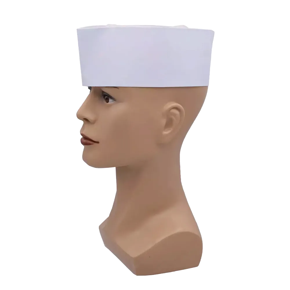 Une tête de poupée est ornée de la coiffe AMPri blanche avec couronne en non-tissé, réglable en taille et visible de profil sur un fond blanc.