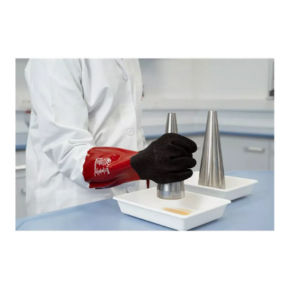 Une personne en blouse de laboratoire et portant des gants de protection chimique AMPri SolidSafety Chem MaxGrip rouges taille M - L tient soigneusement un cône métallique au-dessus d'un plat blanc. Un plat identique avec son propre cône métallique se trouve à côté sur la table de laboratoire bleue, garantissant la protection contre les acides pendant toute l'expérience.
