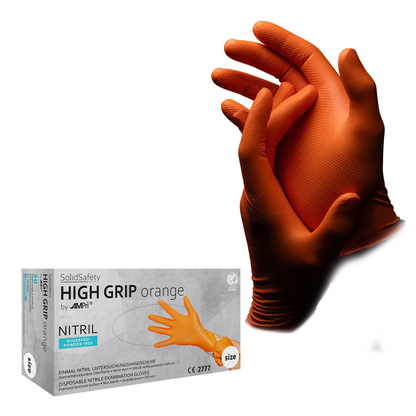 Une paire de gants en nitrile orange pour la protection contre les produits chimiques, montrée avec une main sur le poignet de l'autre, est visible sous une boîte portant l'inscription « AMPri SolidSafety High Grip Orange » de AMPri Handelsgesellschaft mbH. Ces gants jetables non stériles sont spécialement conçus pour une prise élevée et sont polyvalents, y compris pour une utilisation comme gants dans l'industrie alimentaire.