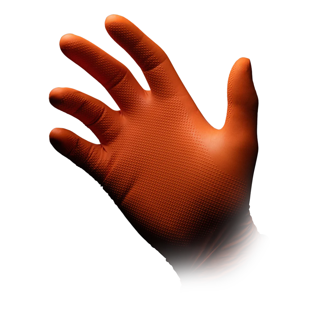 Un gros plan d'une main droite avec un gant de protection chimique en nitrile AMPri SolidSafety High Grip orange sur fond blanc. Ces gants non stériles de AMPri Handelsgesellschaft mbH ont un design de paume à pois pour une excellente prise.