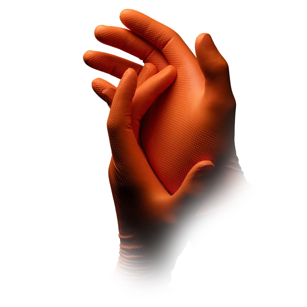 Une paire de mains portant des gants de protection chimique en nitrile AMPri SolidSafety High Grip Orange est levée dans un geste rappelant des applaudissements. L'image montre une vignette blanche autour des gants, mettant en valeur la texture complexe du matériau des gants.