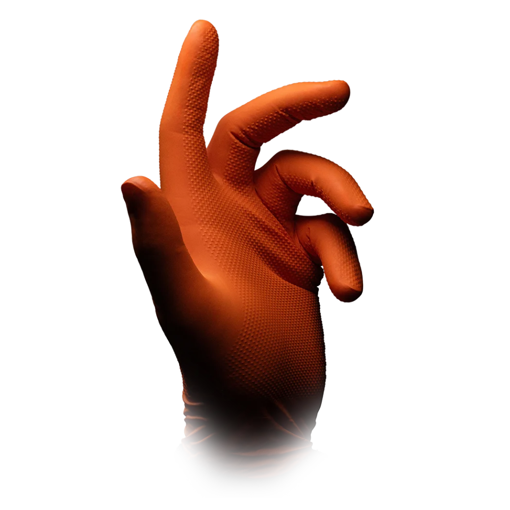 Une main dans un gant en nitrile orange, similaire aux gants de protection chimique en nitrile AMPri SolidSafety High Grip Orange de AMPri Handelsgesellschaft mbH, est visible sur un fond blanc. Les doigts sont légèrement courbés, comme s'ils gesticulaient ou tenaient quelque chose, et la surface texturée du gant indique son aptitude à être utilisé dans l'industrie alimentaire.