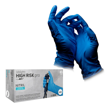 Une boîte de gants de protection chimique en nitrile AMPri SolidSafety High Risk Pro Type A est présentée à côté d'une paire de mains gantées. Les gants en nitrile bleus offrent une protection contre les produits chimiques. L'emballage présente des détails sur le produit et la marque de AMPri Handelsgesellschaft mbH.