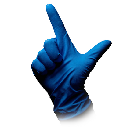 Une main avec un gant de protection chimique en nitrile AMPri SolidSafety High Risk Pro Type A est visible sur un fond blanc. Le pouce et l'index forment un « L » tandis que les autres doigts sont repliés, soulignant la durabilité de ces gants de AMPri Handelsgesellschaft mbH.