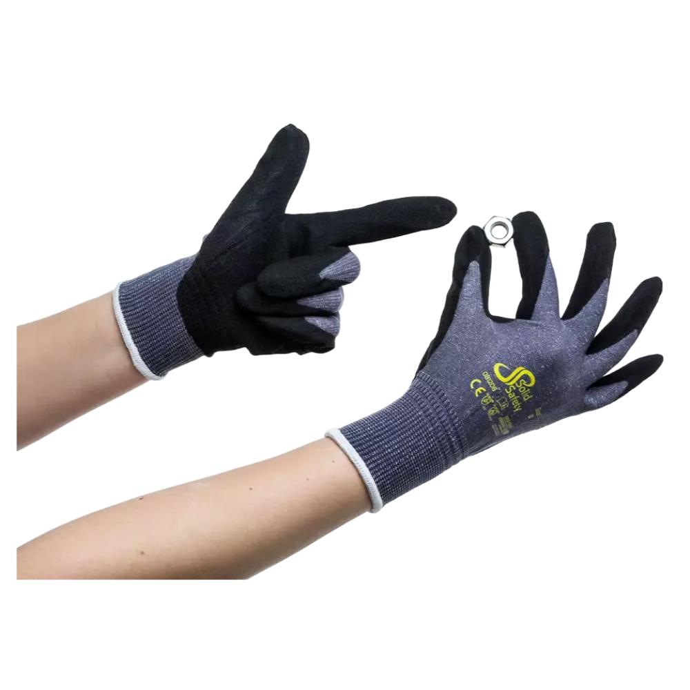 Deux mains avec des gants de montage ultralégers AMPri SolidSafety Tough Air de la société commerciale AMPri Handelsgesellschaft mbH se tiennent sur un fond blanc. Une main pointe du doigt, tandis que l'autre tient un petit anneau en métal. Ces gants de sécurité à texture sombre sont dotés de texte et de symboles et possèdent un niveau de résistance à l'abrasion de 4 pour une durabilité exceptionnelle.