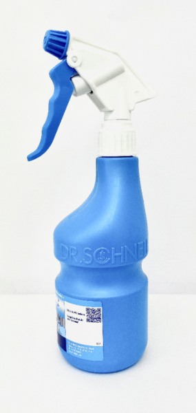 Eine blaue Kunststoff-Sprühflasche von Dr. Schnell UNIMAGIC der DR.SCHNELL GmbH & Co. KGaA mit einer weiß-blauen Sprühdüse steht aufrecht vor einem schlichten weißen Hintergrund.