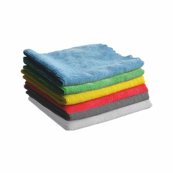 Une pile de six chiffons en microfibre Arcora SUPER-LINE 32 x 32 cm de Arcora International GmbH dans les couleurs bleu, vert, jaune, rouge, gris et blanc est disposée de manière ordonnée sur un fond blanc et assure un nettoyage de surface sans traces.