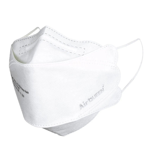 Le masque de protection bucco-nasale à filtre anti-particules Air Queen CE2163 est de couleur blanche, doté de boucles d'oreilles apparentes et porte l'inscription « Air QUEEN » imprimée sur le côté. Il est fabriqué dans un matériau souple et respirant et équipé d'un filtre en nanofibres.