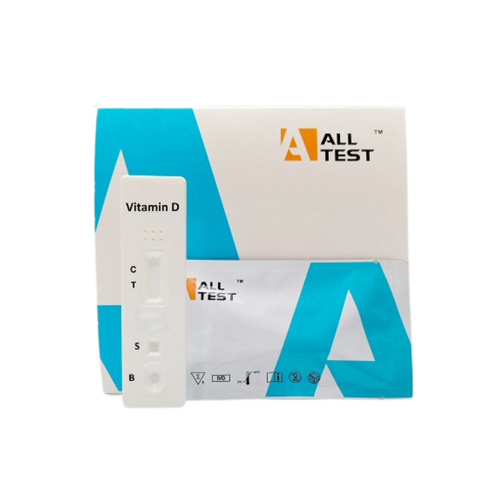 L'image montre un kit de test rapide de vitamine D AllTest | 1 pièce d'Alltest. Le kit contient une bandelette de test et un emballage. La bandelette de test comporte des sections étiquetées pour C, T, S et B et l'emballage porte le logo Alltest en bleu et blanc.