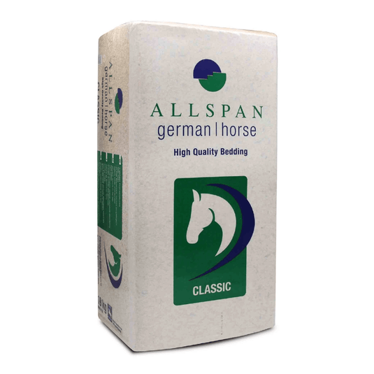 Le paquet de litière en copeaux de bois Allspan German Horse Classic arbore un logo représentant une tête de cheval dans des tons vert et bleu, avec la mention « CLASSIC » en blanc sur fond vert. Ce paquet rectangulaire, principalement blanc et rehaussé de touches de vert et de bleu, contient une litière peu poussiéreuse pour un confort optimal.