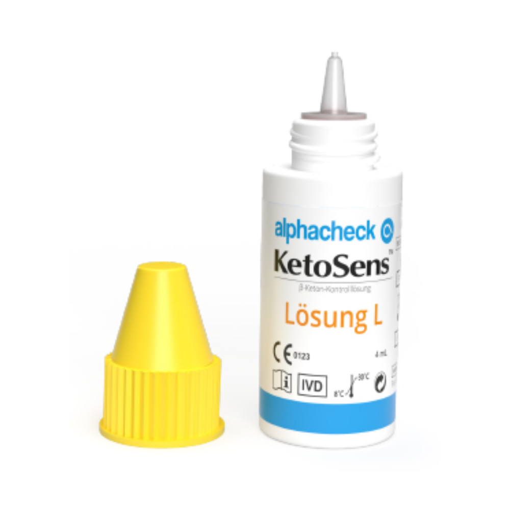À côté se trouve une bouteille blanche d'Alphacheck KetoSens β-solution de contrôle de cétone L+M | Emballage (2 flacons) de Berger Med GmbH avec une étiquette bleue et un bouchon jaune. La bouteille et le bouchon sont conçus pour un usage médical et comportent des informations sur la température de stockage, le marquage CE et d'autres indications importantes pour la solution de contrôle de cétone β dans les appareils de mesure de cétone.