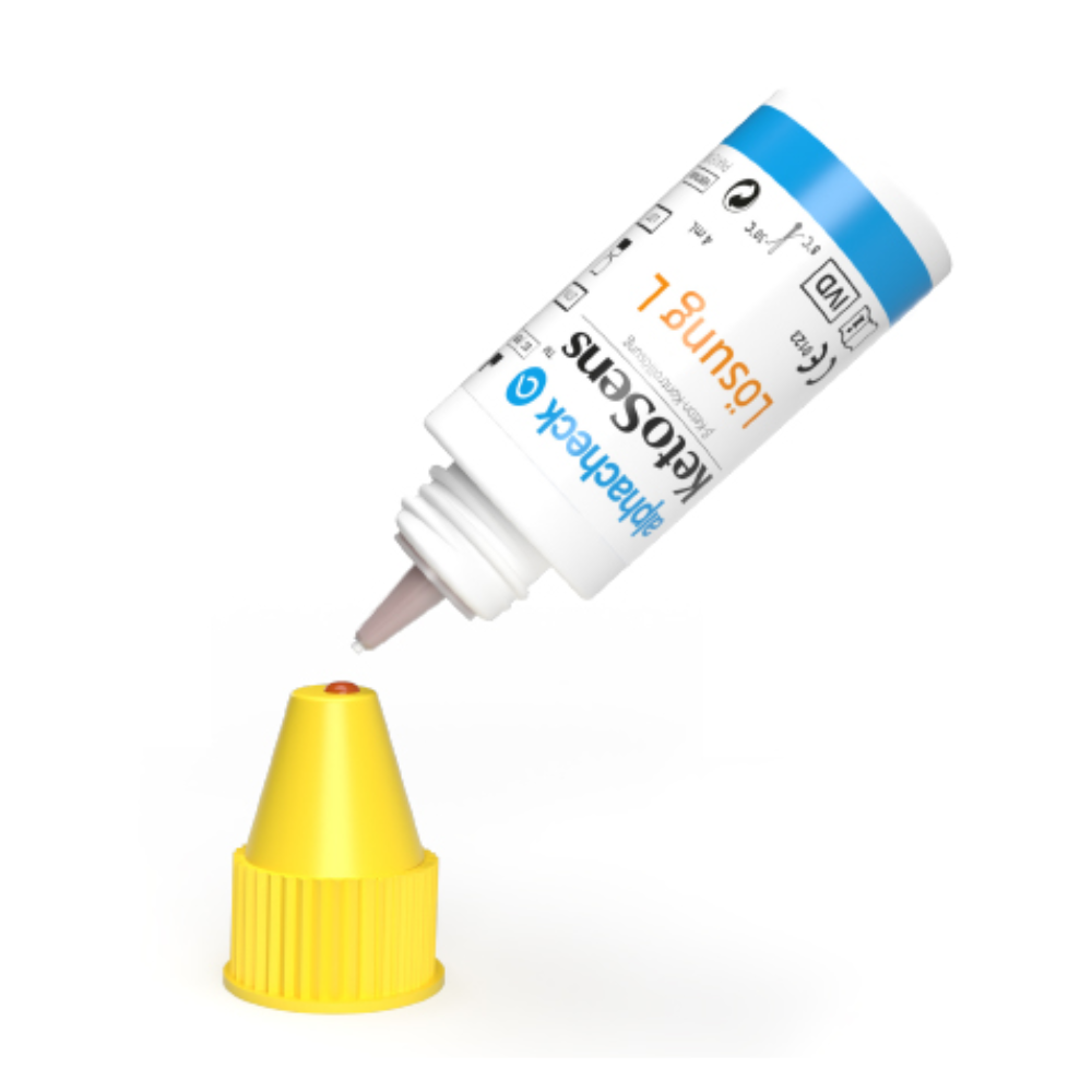 Une bouteille blanche avec une étiquette bleu-jaune est renversée, avec la buse de goutte à goutte au-dessus d'un bouchon jaune. L'étiquette contient du texte et des symboles indiquant qu'il s'agit probablement d'un produit Alphacheck KetoSens β-solution de contrôle de cétone L+M | Emballage (2 flacons) de Berger Med GmbH à utiliser avec des appareils de mesure de cétone.