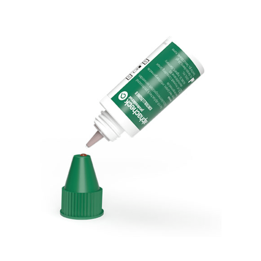 Une bouteille blanc-vert de Berger Med GmbH Alphacheck Professional Solution de contrôle A+ B | Paquet (2 bouteilles), ressemblant à une solution de contrôle, est renversée, avec une goutte se formant à la buse. Le bouchon vert est posé sur la surface en dessous. La bouteille possède une étiquette blanche avec du texte en vert et blanc.