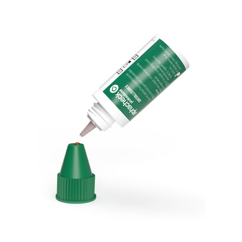 Eine weiß-grüne Flasche Berger Med GmbH Alphacheck Professional Kontrolllösung A+ B | Packung (2 Flaschen), die einer Kontrolllösung ähnelt, wird umgedreht, wobei sich an der Düse ein Tropfen bildet. Die grüne Kappe wird auf die darunterliegende Oberfläche gelegt. Die Flasche verfügt über ein weißes Etikett mit Text in Grün und Weiß.