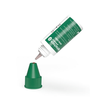 Une bouteille blanc-vert de Berger Med GmbH Alphacheck Professional Solution de contrôle A+ B | Paquet (2 bouteilles), ressemblant à une solution de contrôle, est renversée, avec une goutte se formant à la buse. Le bouchon vert est posé sur la surface en dessous. La bouteille possède une étiquette blanche avec du texte en vert et blanc.