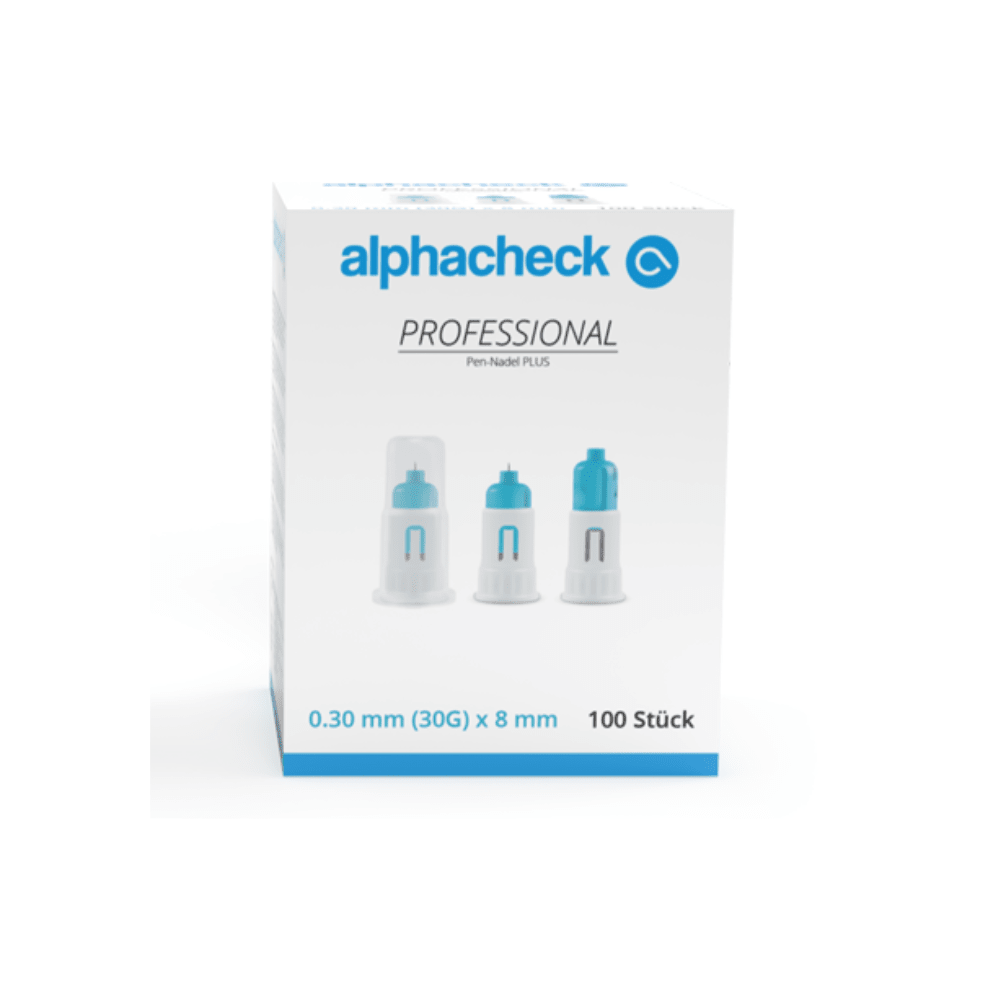 Une boîte d'aiguilles Alphacheck professional Pen-Nadel PLUS, de différentes tailles. La boîte blanche rehaussée de touches de bleu contient 100 aiguilles stériles de 0,30 mm (30G) x 8 mm destinées aux injections d'insuline. Le recto présente des illustrations de trois aiguilles pour stylo-injecteur, accompagnées d'un texte en bleu et noir de la société Berger Med GmbH.