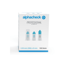 Une boîte d'aiguilles Alphacheck professional Pen-Nadel PLUS, de différentes tailles. La boîte blanche rehaussée de touches de bleu contient 100 aiguilles stériles de 0,30 mm (30G) x 8 mm destinées aux injections d'insuline. Le recto présente des illustrations de trois aiguilles pour stylo-injecteur, accompagnées d'un texte en bleu et noir de la société Berger Med GmbH.