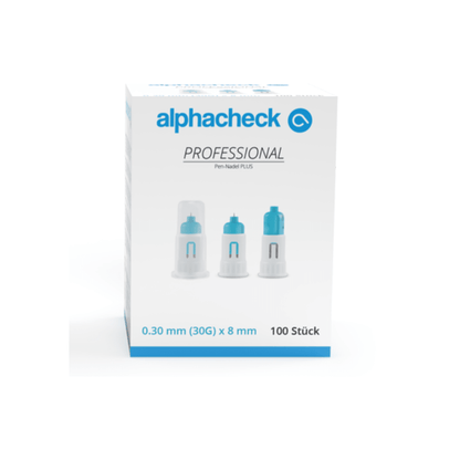 Une boîte d'aiguilles Alphacheck professional Pen-Nadel PLUS, de différentes tailles. La boîte blanche rehaussée de touches de bleu contient 100 aiguilles stériles de 0,30 mm (30G) x 8 mm destinées aux injections d'insuline. Le recto présente des illustrations de trois aiguilles pour stylo-injecteur, accompagnées d'un texte en bleu et noir de la société Berger Med GmbH.