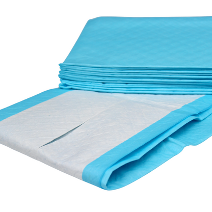 Représentée est une pile de protections de lit bleues Altruflock® 60 x 90 cm Supersoft Extrêmement Absorbant | Paquet (25 pièces) d'Altruan à usage unique. Une alèse est partiellement dépliée, révélant la surface absorbante blanche avec des bords bleus. Les protections contre l'incontinence semblent être empilées soigneusement les unes sur les autres.