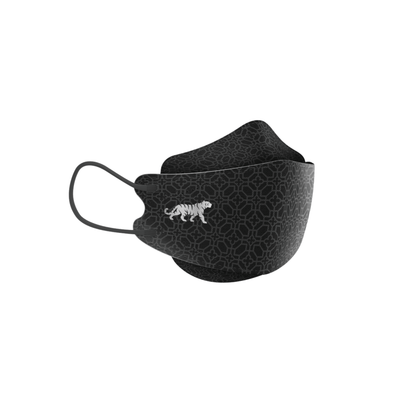 Le masque facial de designer Altruan filtrant les particules (norme FFP2) en noir se distingue par un motif géométrique simple avec un tigre blanc brodé sur le côté. Ce masque offre des boucles d'oreille et un ajustement ergonomique pour plus de confort et est disponible dans un paquet de 10 masques.
