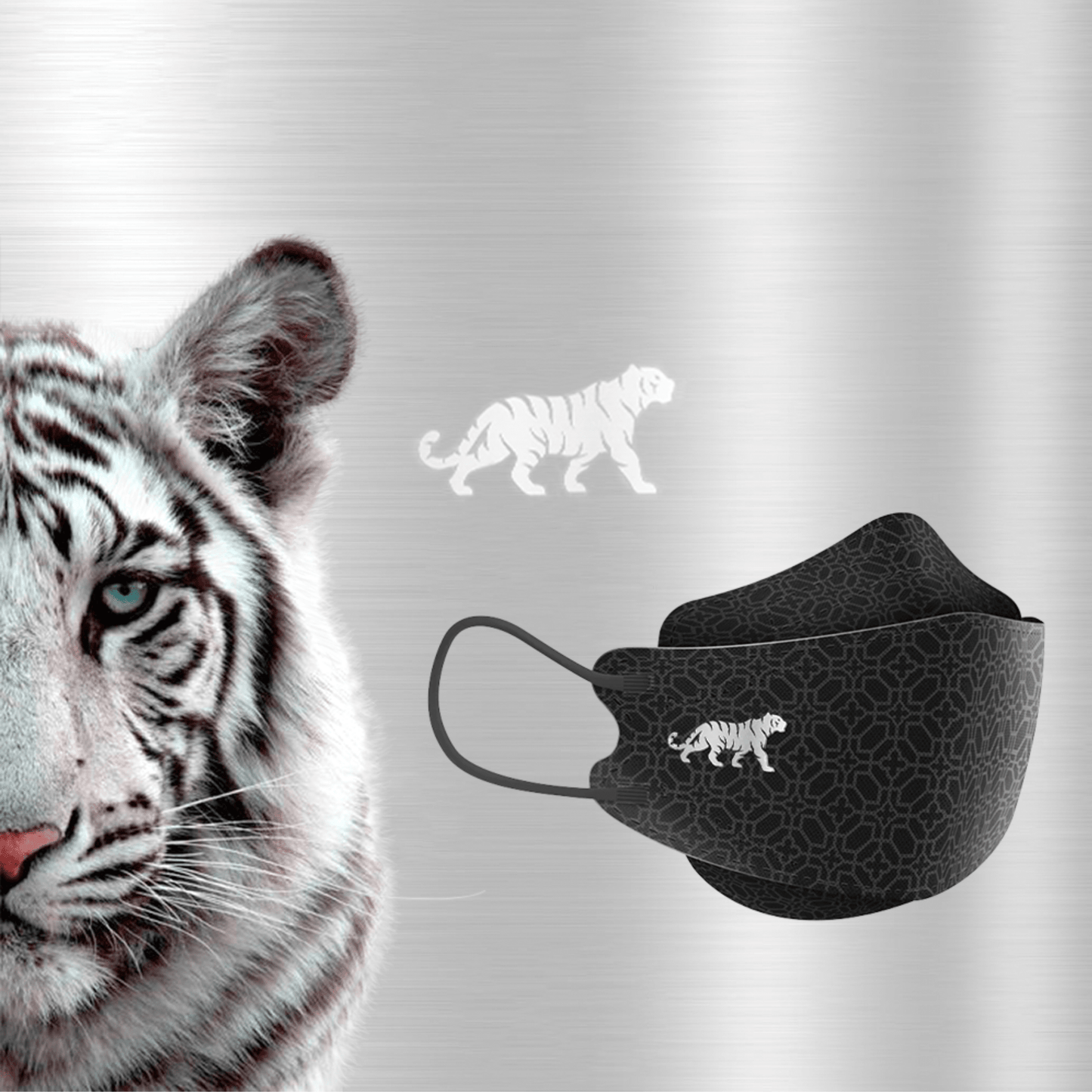 L'image montre un gros plan d'un tigre blanc avec des rayures distinctes. À côté du tigre se trouve un masque facial de designer Altruan conforme à la norme FFP2 et présentant un design de tigre assorti. Le fond est un argent métallique subtilement texturé.