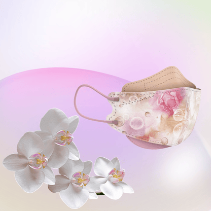 Un masque facial de designer Altruan filtrant les particules, conforme à la norme FFP2, montre son ajustement ergonomique devant un fond pastel avec un dégradé rose-vert. Au premier plan, un ensemble d'orchidées blanches souligne l'élégance de son design élégant.