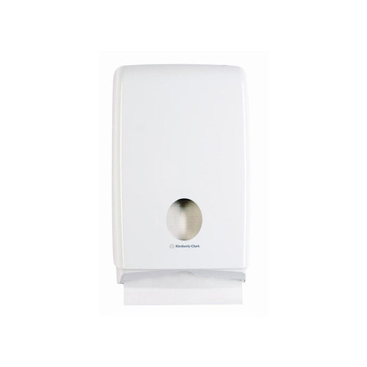 Le distributeur de serviettes pliées Aquarius™ Slimfold™ de Kimberly-Clark GmbH est un distributeur de serviettes blanc, fixé au mur et doté d'une ouverture ronde, permettant de prélever une serviette à la fois par le bas — idéal pour les espaces modernes.