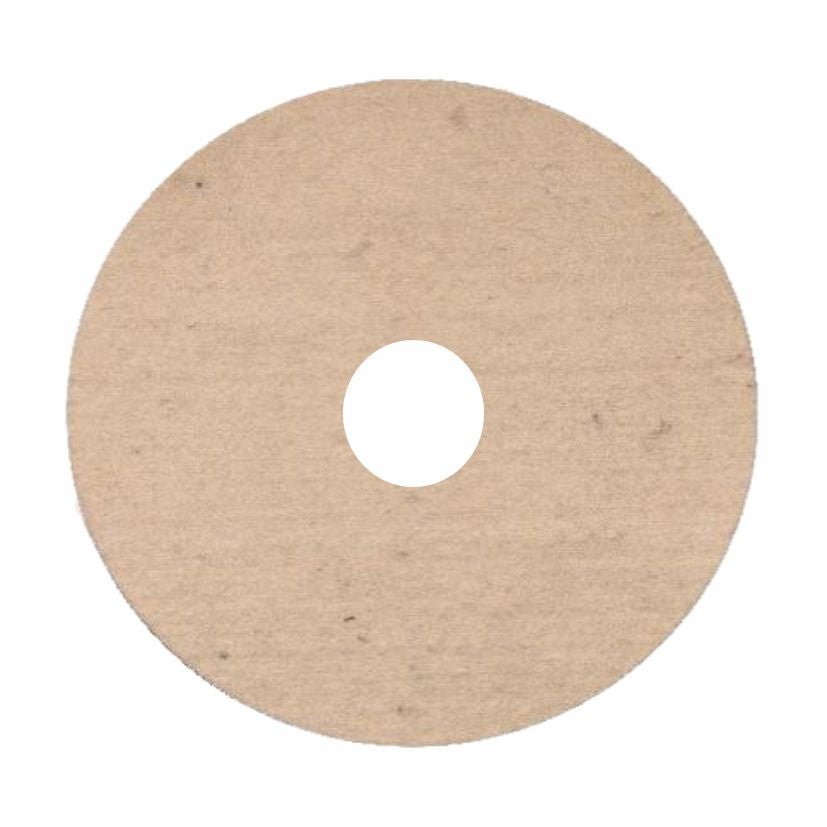 Un disque plat, rond et beige avec un trou central, similaire au tampon de polissage en laine de mouton Arcora Filz Profi (17", 432 mm) d'Arcora International GmbH pour le polissage des sols en bois avec des machines jusqu'à 350 tr/min. L'arrière-plan est blanc.